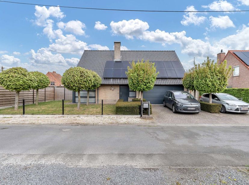 Deze woning combineert comfort, functionaliteit en charme op een perceel dat zowel rust als privacy biedt.Bij het betreden van de woning word je verwe