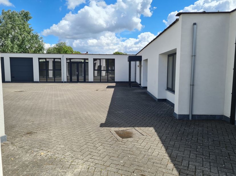 Veelzijdig kantoor met werk- en opslagruimte op toplocatie.&lt;br /&gt;
Deze functionele ruimte bevindt zich in een rustige, residentiële omgeving en biedt