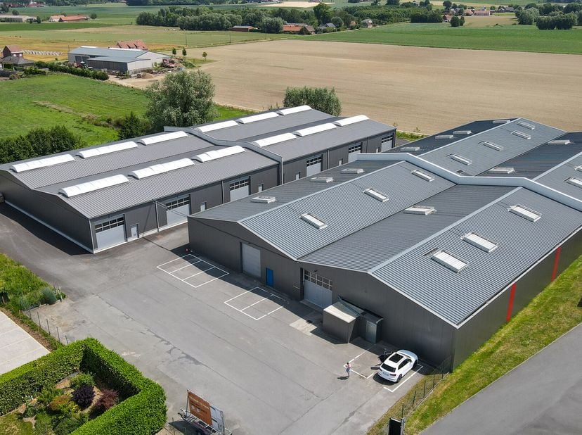 Heirbaan 104A, Anzegem Dernière unité disponible  prête à emménager et récemment rénovée !Caractéristiques :- 112 m² d&#039;espace de stockage avec porte s