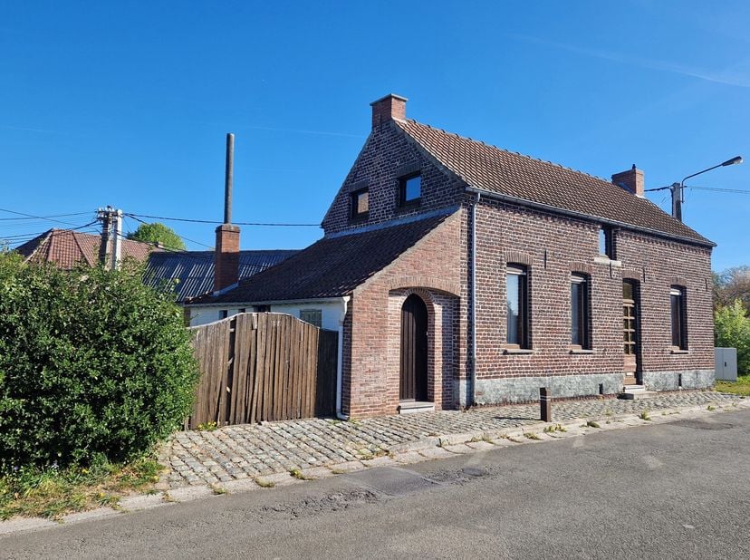Charmante 4-gevelwoning met 150m² woonoppervlakte en bijgebouw, gelegen in een aangename omgeving, met een volledig aangelegde tuin beplant met bomen,