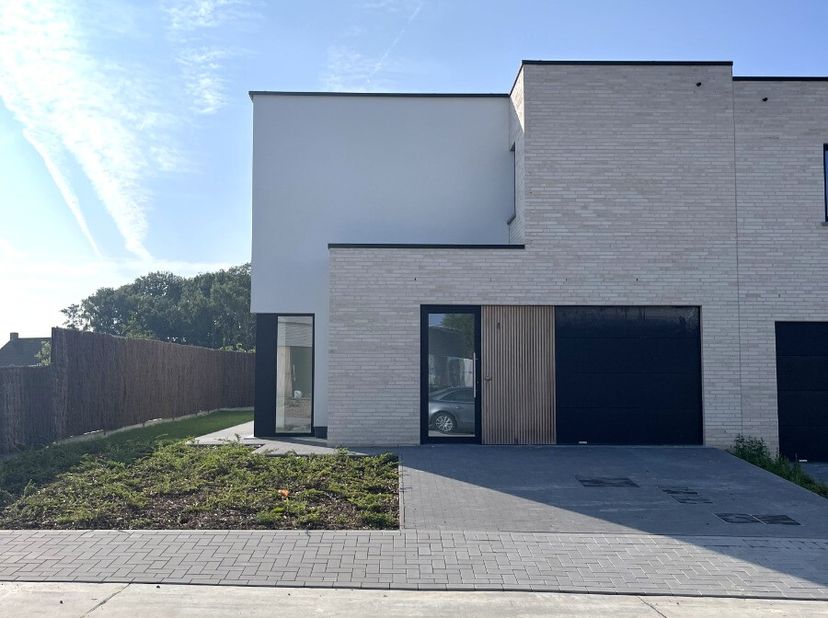 Nieuwbouwwoning in Koolskamp!Deze nieuwbouwwoning is gelegen in Koolskamp.We komen binnen in de inkomhal wat voorzien is van een trap naar boven en ee
