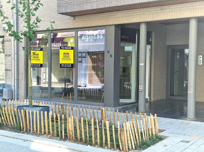 In het levendige centrum van Ninove bieden wij dit uitstekend gelegen handelspand te koop aan – een unieke kans voor ondernemers, investeerders of zel