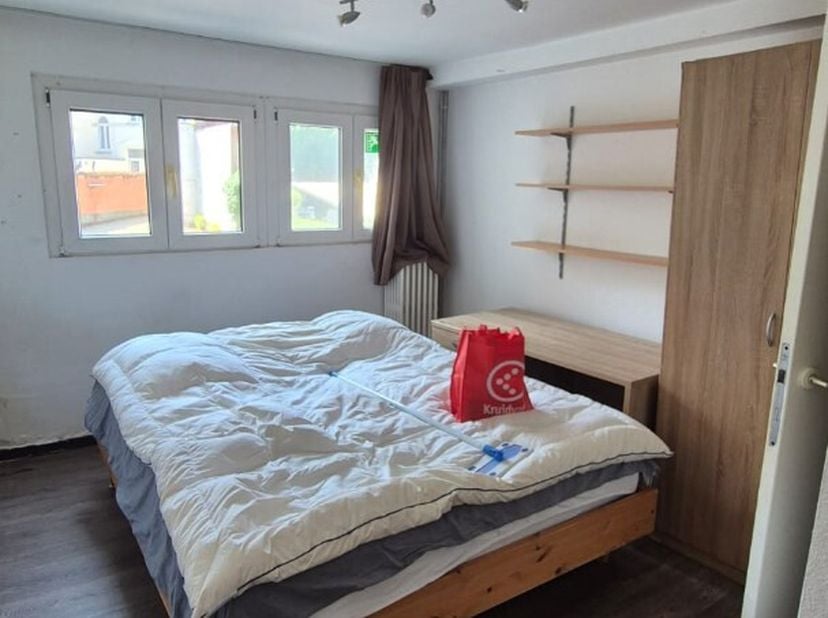 Ben je op zoek naar een studentenkamer in Leuven? Dan is deze residentie zeker een goede optie om te overwegen. Deze bemeubelde kamer heeft een bewoon