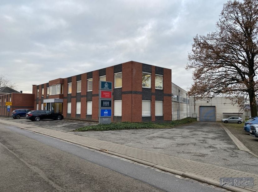 In een groter geheel zijn er 2 lichtrijke kantoorruimtes te huur. Het gaat om een ruimte van 35m² en een naastgelegen ruimte van 29m². Beide kantoren