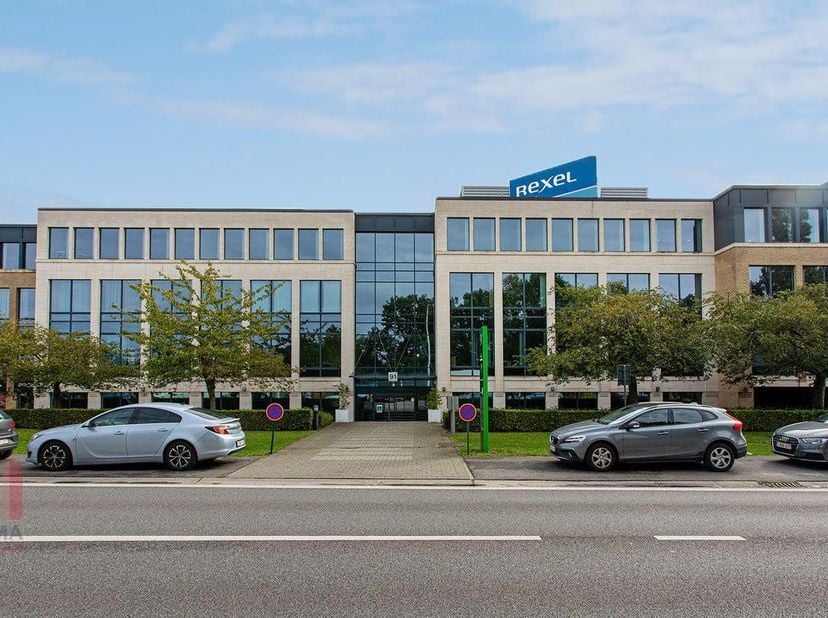 371 m² lichtrijke kantoren met zichbaarheid vanaf de Ring te Zellik. De knappe kantoorruimte is van alle hedendaagse comfort voorzien zoals oa. lift,