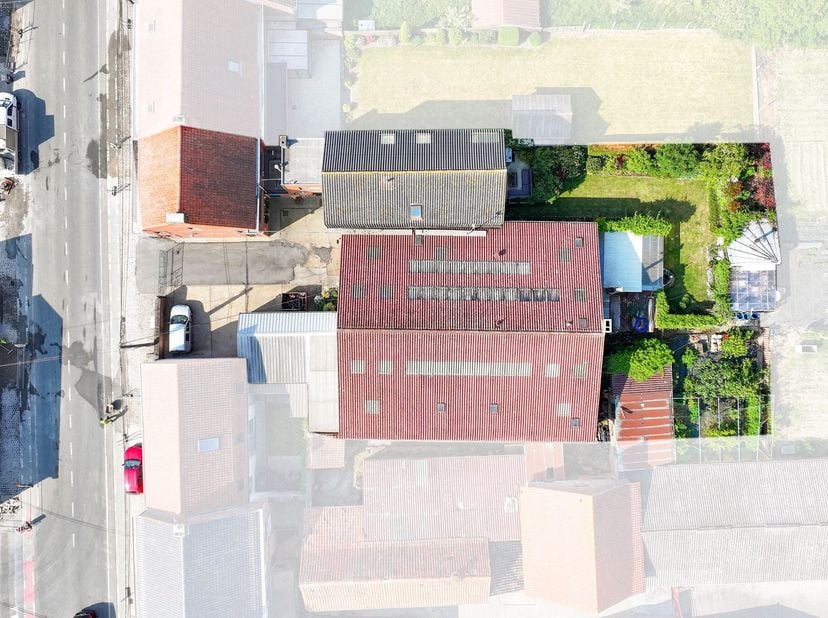 Deze 2 halfopen woningen met loods van 320 m² en op een perceel van 1.139 m²wordt u te koop aangeboden op fietsafstand van centrum Poperinge.&lt;br /&gt;
Wo