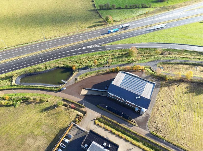 Lagence ERA BLUX a le plaisir de vous présenter ce hall industriel construit en 2020 situé dans le parc dactivité économique dHouffalize idéalement si