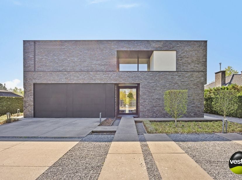 Deze indrukwekkende villa is gelegen aan de gegeerde Bijvennestraat, een rustige, residentiële buurt net buiten het centrum van Hasselt. Met drie ruim