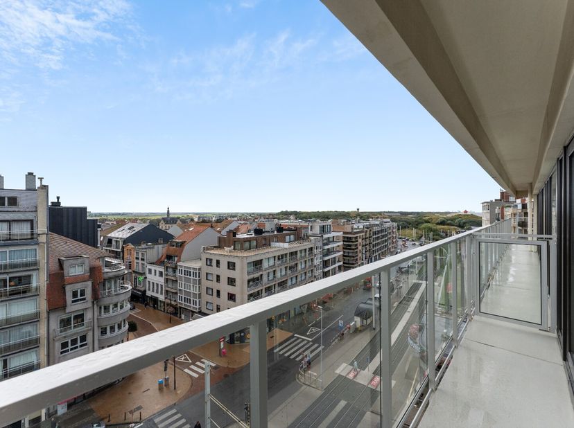 Cet appartement prêt à emménager est situé à l&#039;arrière de la digue, le bâtiment dispose d&#039;une entrée par la digue et par l&#039;arrière.&lt;br /&gt;
Le salon ens