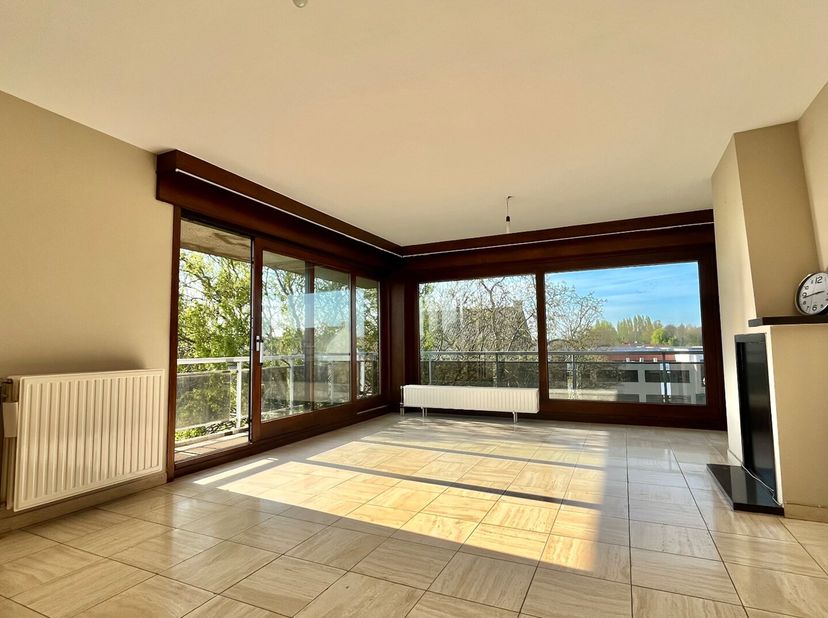 Het appartement op het derde verdiep is te bereiken met de trap of lift en heeft de volgende indeling: inkom, leefruimte, zitruimte, berging, 2 kamers