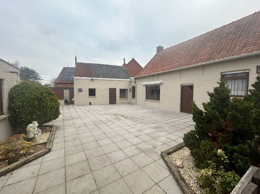 Spacieuse maison avec 4 chambres, double garage et jardin orienté sud ! Vous cherchez une propriété avec de l&#039;espace et un beau jardin ? Cette maison