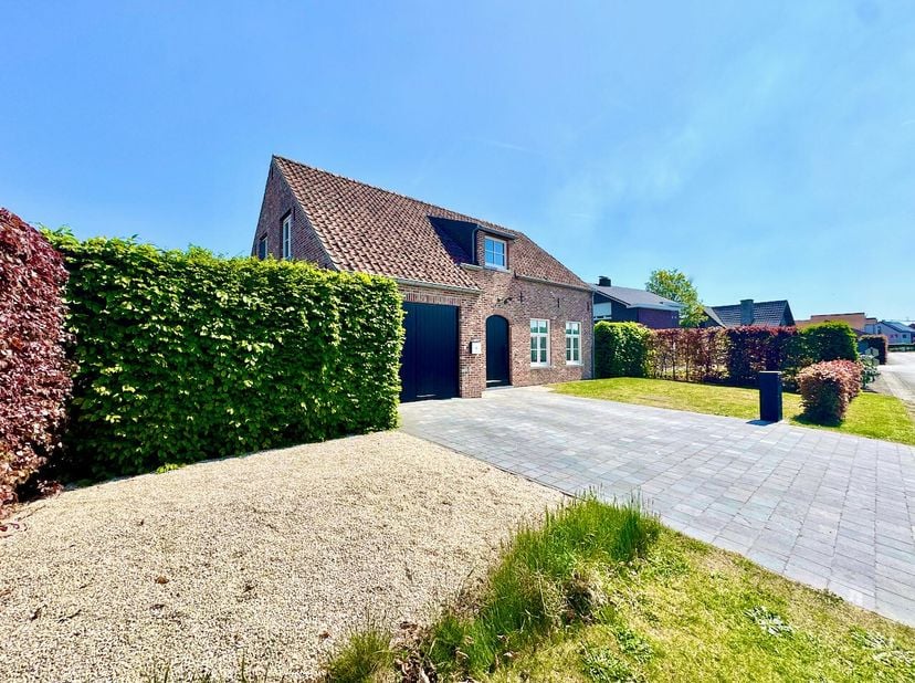 Dit prachtig alleenstaand woonhuis op een rustig en ideaal gelegen perceel van 520m² te Ertvelde zal 100% voldoen aan al uw noden &amp; wensen. Dit pand w