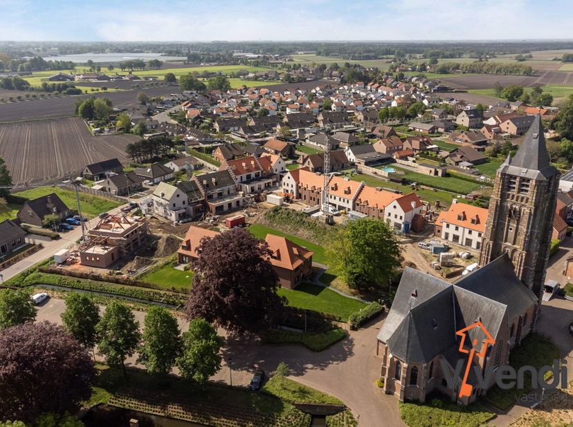 Aan de rand van het centrum op een zeer unieke en rustige locatie onder de schaduw van de Sint-Michielskerk treft u dit stijlvolle en authentieke nieu
