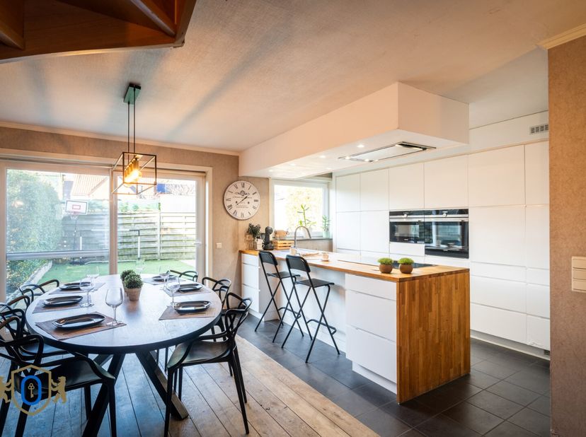 SCHERP GEPRIJSDE hedendaagse woning, geworteld in de landelijke geborgenheid van het centrum van Houtave, pal tussen Brugge &amp; Blankenberge. Oa de natu