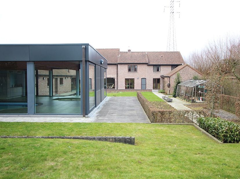 Contactez Raf pour une visite: 0484325180. Située au calme à Relegem, cette charmante villa d&#039;angle aux finitions luxueuses. La maison a été entièreme