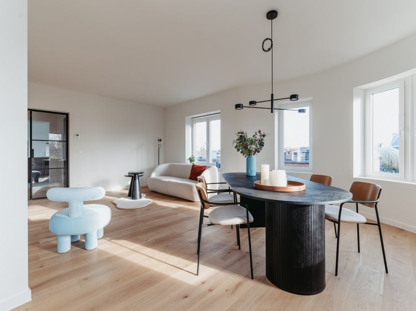 Dit kwalitatief en stijlvol gerenoveerd appartement in  een kleinschalige residentie met 4 entiteiten werd compleet gerenoveerd conform de huidige eis
