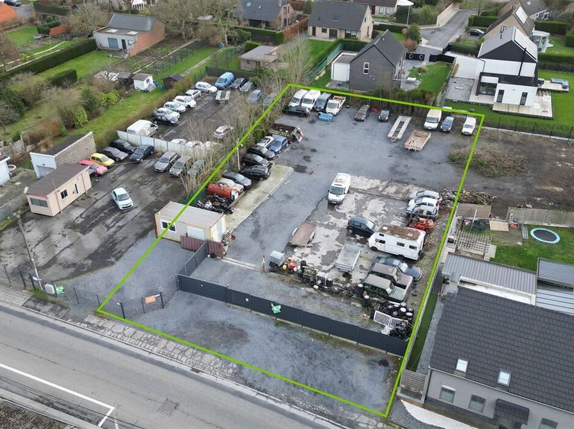 Situation exceptionnelle pour ce terrain à bâtir avec 30 m de front à rue en plein coeur de Luingne. &lt;br /&gt;
D&#039;une surface de 1813 m2, en pleine zone d