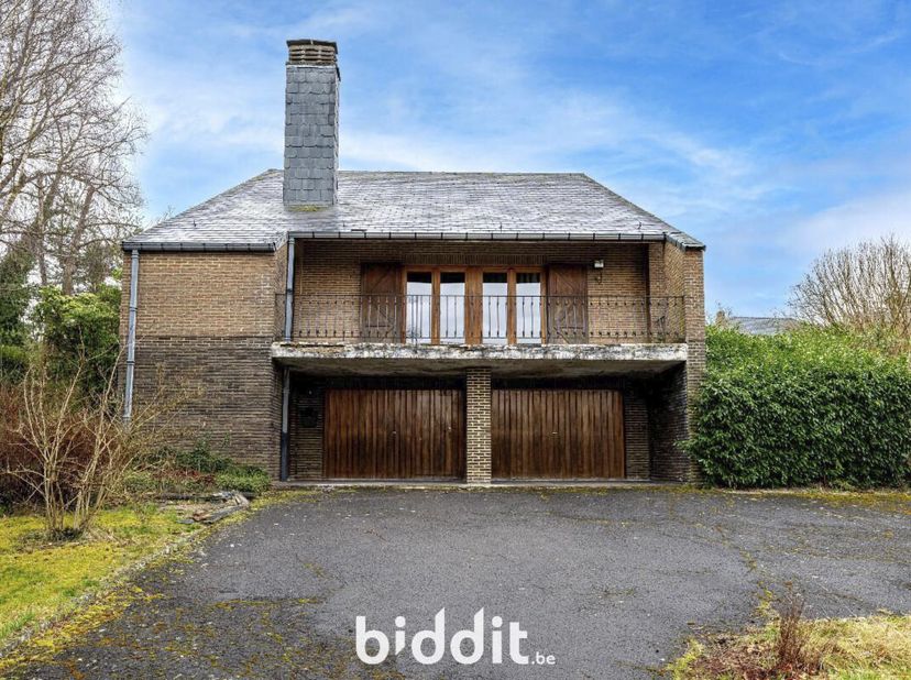 MAISON AVEC JARDIN &lt;br /&gt;
 &lt;br /&gt;
Une maison avec jardin pour une superficie de 26a 02ca. Comprenant hall d&#039;entrée, living, salle à manger, cuisine, s