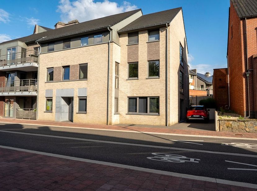 Op zoek naar een gezellig 2 slaapkamer appartement met ondergrondse autostandplaats en 2 bergingen in centrum Zolder, vlakbij alle voorzieningen zoals