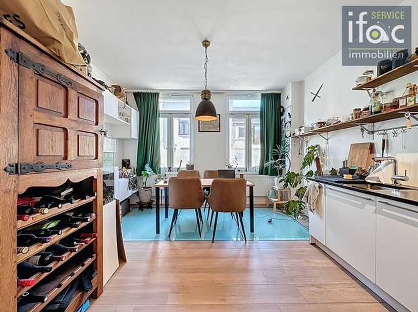 Excellent appartement d&#039;une chambre à coucher bien situé. L&#039;appartement est situé au rez-de-chaussée et a une surface habitable totale de 84m² (selon
