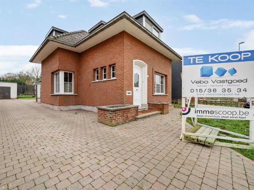 Op een uitstekende locatie nabij centrum Hulshout vinden we deze charmante woning met ruime garage op een perceel van 459 m².&lt;br /&gt;
&lt;br /&gt;
Deze leuke