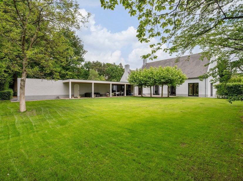 Ruime geheel gerenoveerde villa (Bedaux architectuur) op ca. 1.900m², gelegen op een mooie locatie in een groene villawijk met uitzicht over de weilan