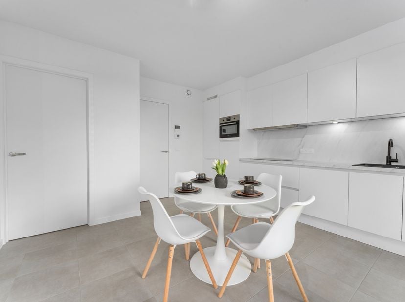 In het centrum van Deerlijk bevindt zich dit nieuwbouwappartement van 57m2 met een terras van 4m2.&lt;br /&gt;
Het appartement is onderdeel van nieuwbouwpro