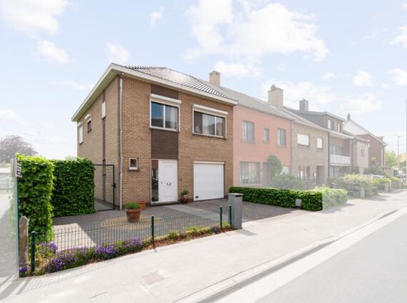 Welkom in deze betoverende half open bebouwing, waar warmte en gezelligheid samenkomen. Hier vind je een garage, een uitnodigende oprit, een zijtoegan
