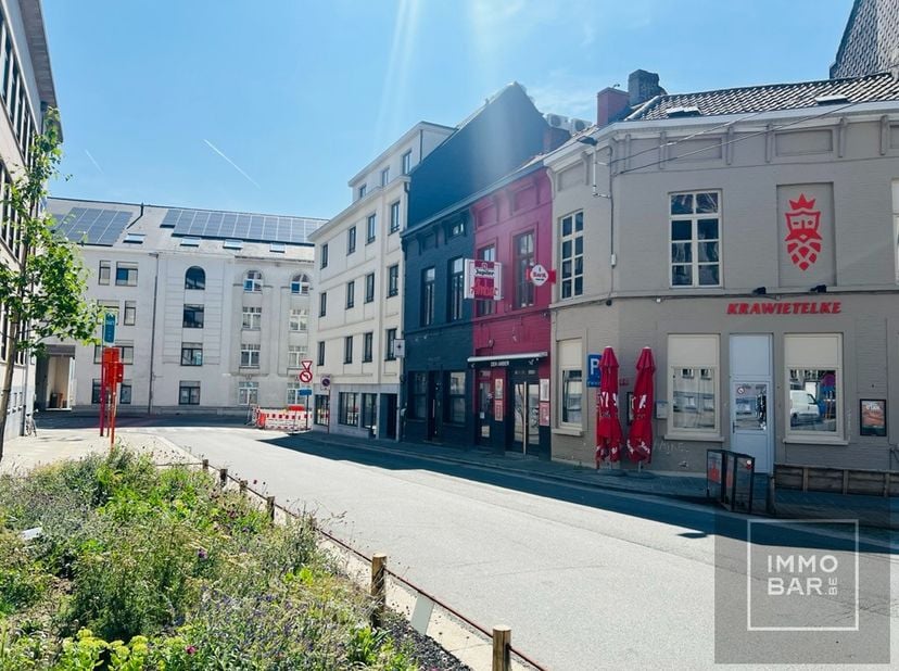 Op een zeer leuke locatie aan de Blandijnberg, recht tegenover de ingang van de campus Boekentoren, bieden wij een uniek horecapand te huur aan. Dagel
