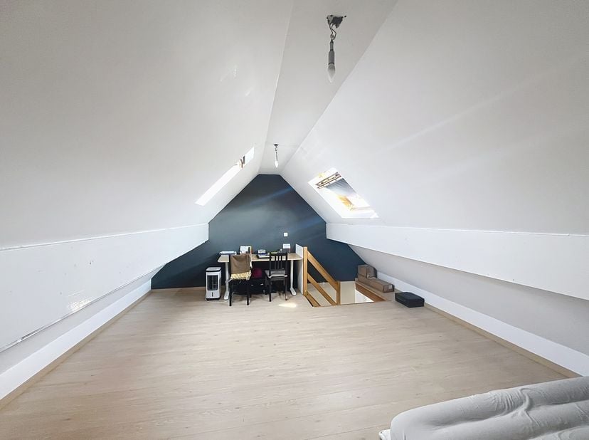 De indeling van het appartement ziet er als volgt uit:&lt;br /&gt;
- Inkomhal met toegang tot een praktische bergruimte (voorzien van verwarmingsketel en ex