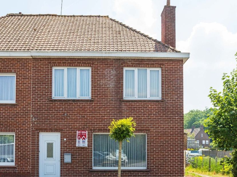 [[ DIT PAND NEEMT DEEL AAN DE ERA OPEN HUIZEN DAG OP 14/6 VAN 11:00 TOT 12:00 ]] Halfopen woning te koop in Boezinge Over de woning:Deze charmante hal