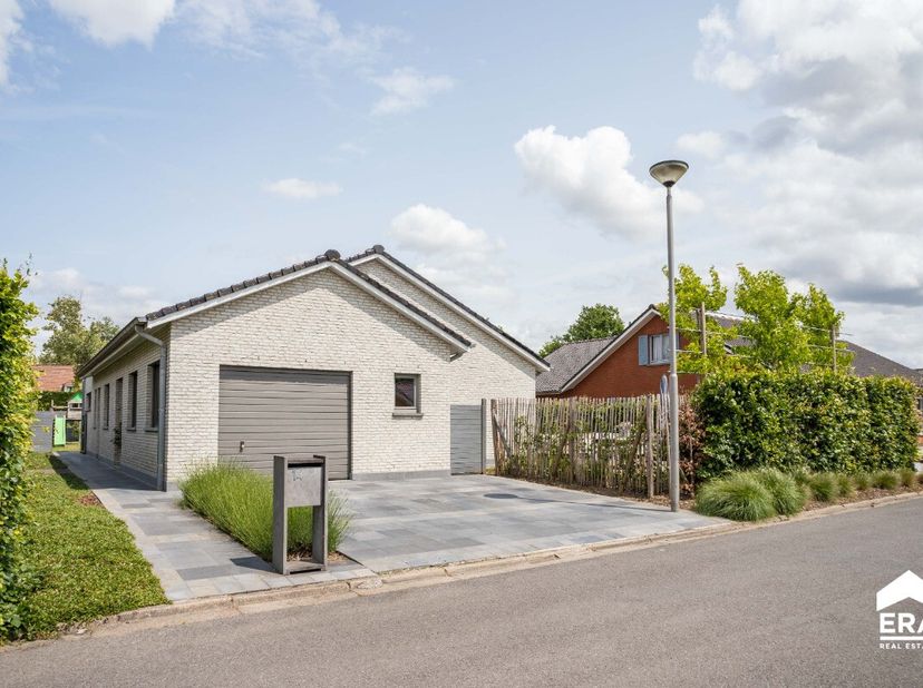 Rustig wonen met alle comfort In deze lichtrijke, gerenoveerde villa (EPC B) woon je rustig én energiezuinig op een ruim perceel van 846 m². De gelijk