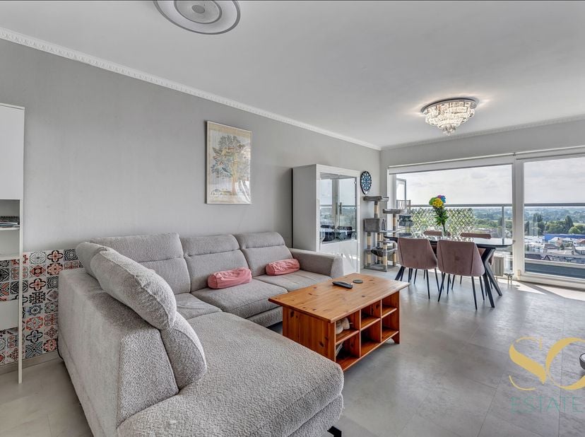 Met genoegen stellen wij u dit appartement van 92m² voor, met 3 slaapkamers en een terras, gelegen op de 19e verdieping aan de Dikke-Beuklaan 28 te Je