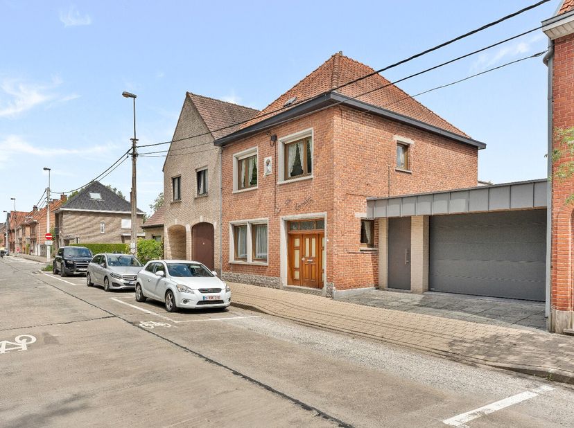 - Rustige ligging naast het park, in het centrum van Dadizele (Remi-Dewittestraat 57)&lt;br /&gt;
- Ruime, kloeke woning met garage&lt;br /&gt;
- Grote tuin met t
