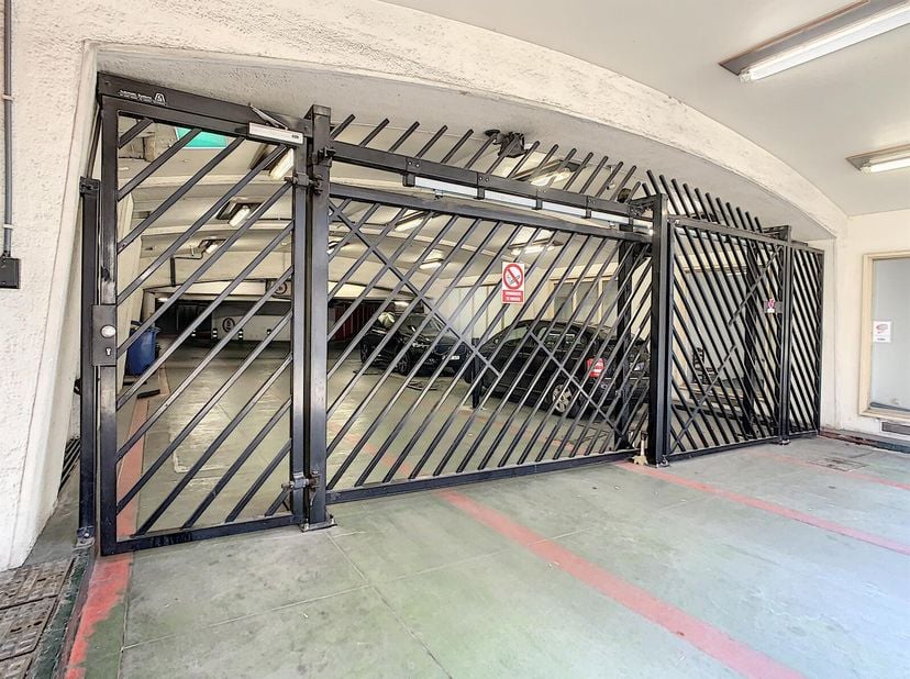 Immobilière Formato biedt u deze afgesloten garageplaats aan, ideaal gelegen in een beveiligd complex aan de Louizalaan. De ingang is toegankelijk via