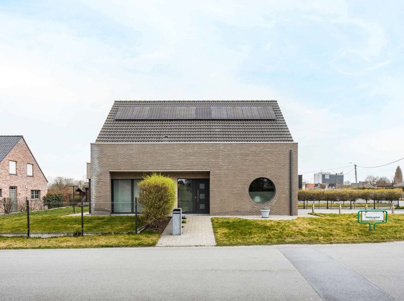 Construction récente ouverte et énergétique avec 4 chambres, 2 salles de bain et bureau. Cette propriété de 2013 est situé dans un quartier calme et a