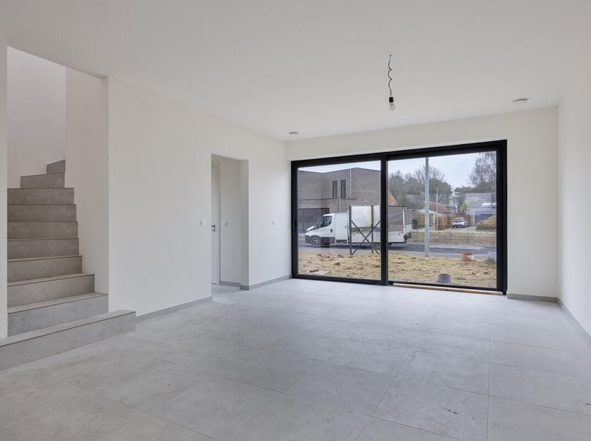 Sur un terrain de 407m², nous trouvons ce bâtiment mitoyen (lot 10) avec 3 chambres à vendre. Situé près du centre de Balen et bien relié à Mol, Lomme