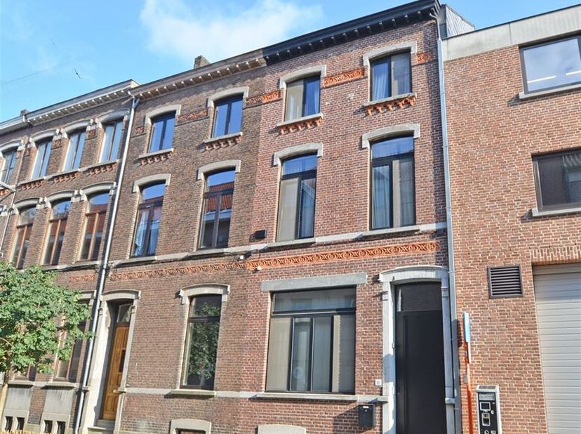 Dit knap pareltje werd volledig gerenoveerd en voorzien van alle luxe en comfort. Doorheen heel de woning is er gewerkt met kwalitatieve, authentieke