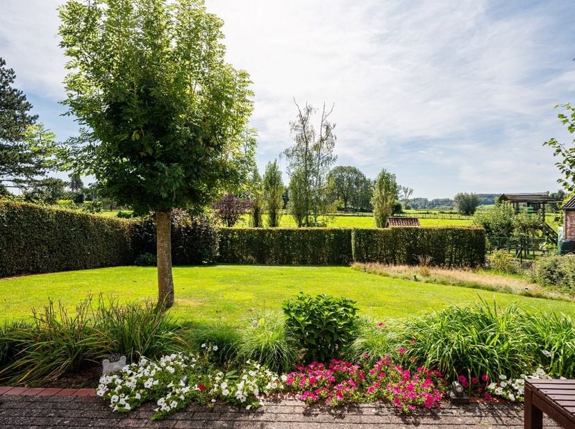 Algemeen&lt;br /&gt;
Deze prachtige villa is gelegen in Denderwindeke en werd opgericht in 1990. Met zijn rustige ligging en praktische indeling is het de i