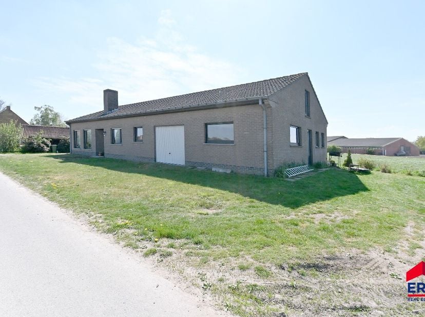 Bungalow met karakter, ruimte &amp; prachtig vergezicht! Deze charmante bungalow biedt niet alleen comfort en potentieel, maar ook een adembenemend zicht
