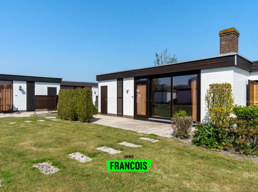 Cette maison de vacances à rénover, située dans le calme et charmant Jonckershof à Westende, offre une excellente opportunité pour ceux qui recherchen