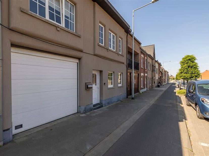 Zeer ruime, instapklare stadswoning met inpandige garage en zuidoostelijk georiënteerde stadstuin. Vlak aan het centrum van Scherpenheuvel vind je dez