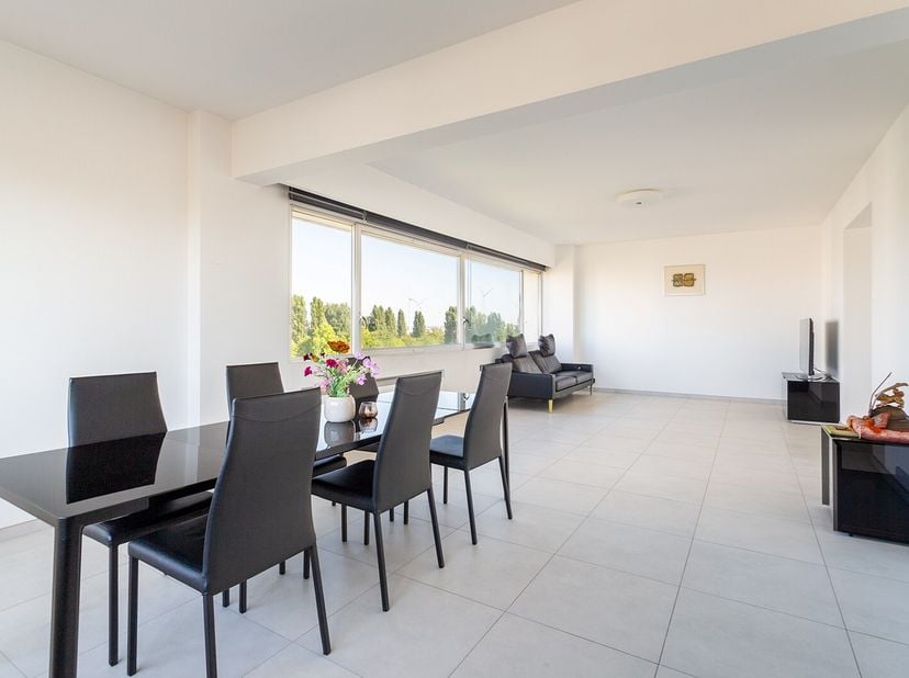 Vernieuwd en instapklaar hoekappartement (150 m²) met veel lichtinval&lt;br /&gt;
Gelegen op de 5de verdieping van residentie &#039;Riverside Tower&#039;. Naast de ru