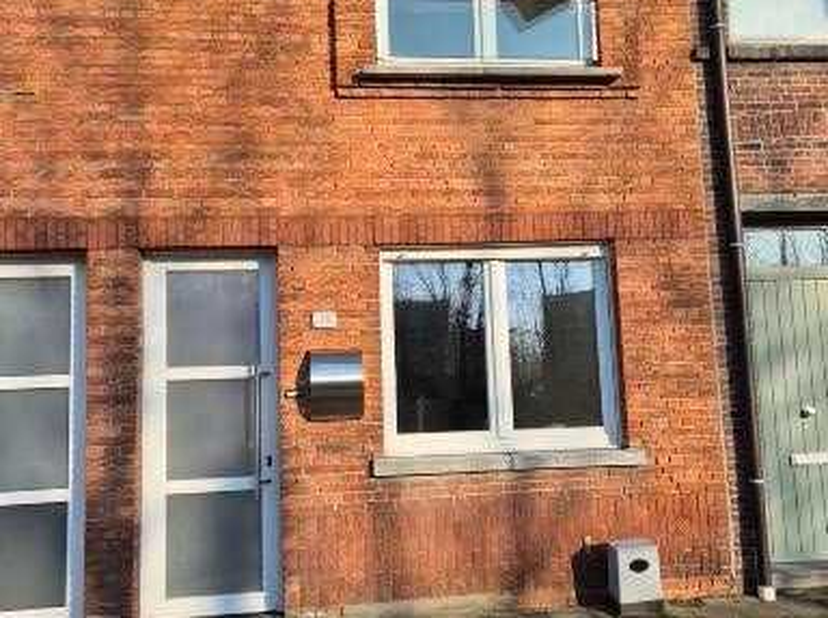 Gerenoveerde woning (102m² bewoonbare opp.) in rustige maar goed gelegen buurt te Stekene.&lt;br /&gt;
In de nabijheid van scholen, winkels, e34,...&lt;br /&gt;
&lt;