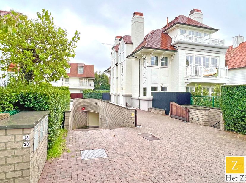 Dubbele garagebox gelegen op een zeer centrale ligging op de Elizabetlaan in Knokke-Het Zoute. De garagebox bevindt zich in een garagecomplex op verdi
