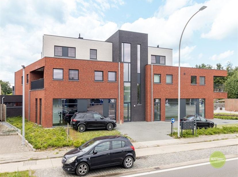 Modern en recent gebouwd appartement met 1 slaapkamer, terras en autostaanplaats te Mol.&lt;br /&gt;
Dit toffe appartement is gelegen op de verbindingsweg v
