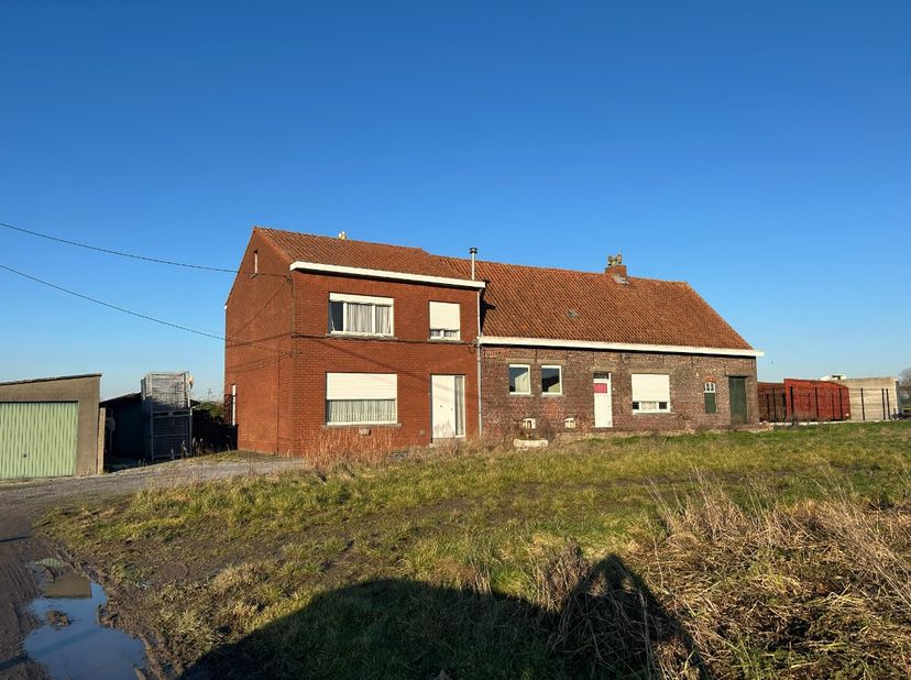 Maison à l&#039;emplacement unique sur 1600m².Ces maisons sons à rénover, mais ils disposent d&#039;une grande suface.Atouts: vue unique avant et derièrepermis