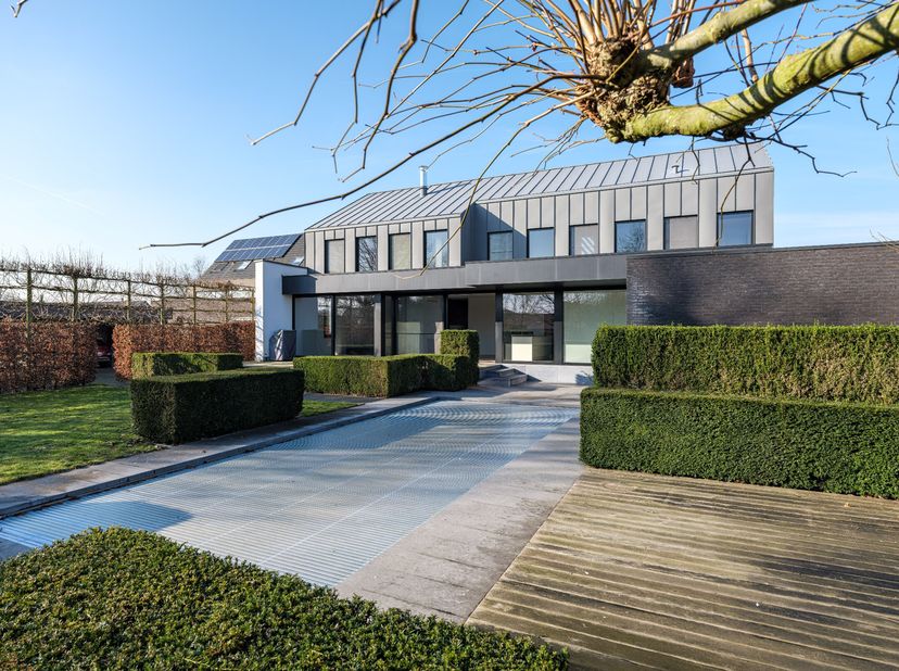 Recente (2014) moderne eigendom op perceel van ca. 1.851m² op een rustige locatie te Gierle. Deze eigendom omvat o.a. inkomhal, leefruimte met open ke
