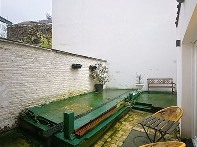 A deux pas du Parlement européen,  de la place du Luxembourg et de la place Jourdan, à proximité de toutes les commodités. Superbe appartement meublé