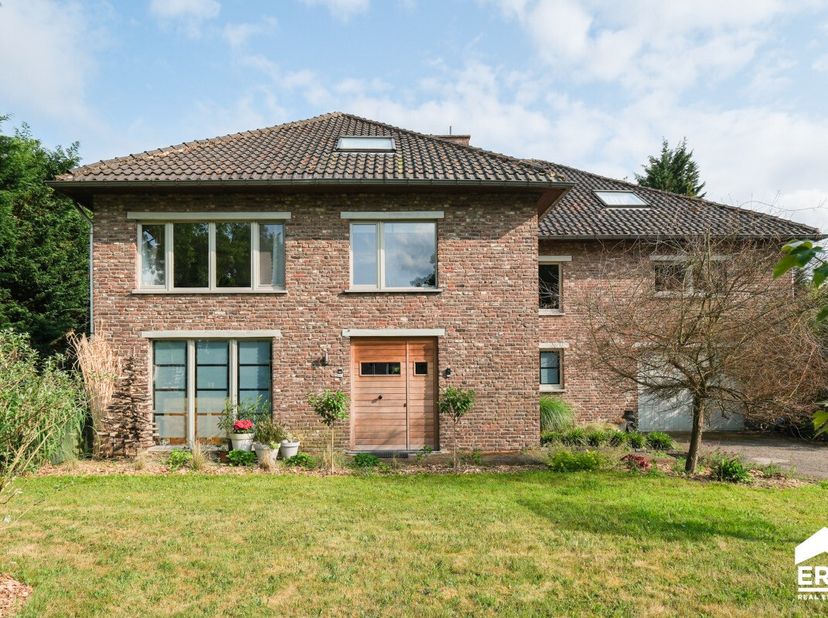 Deze uitzonderlijk ruime eigendom biedt de kans om wonen en werken te combineren, met een indeling die tal van invullingen mogelijk maakt - van grote